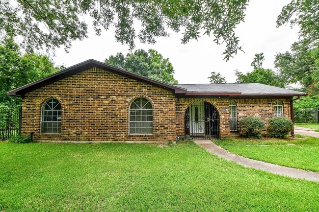 Building Photo - 9037 Crestview Dr