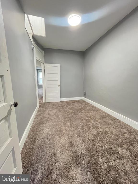 Building Photo - 639 N Kenwood Ave Rental
