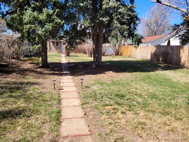 Photo - 1675 Ulster St