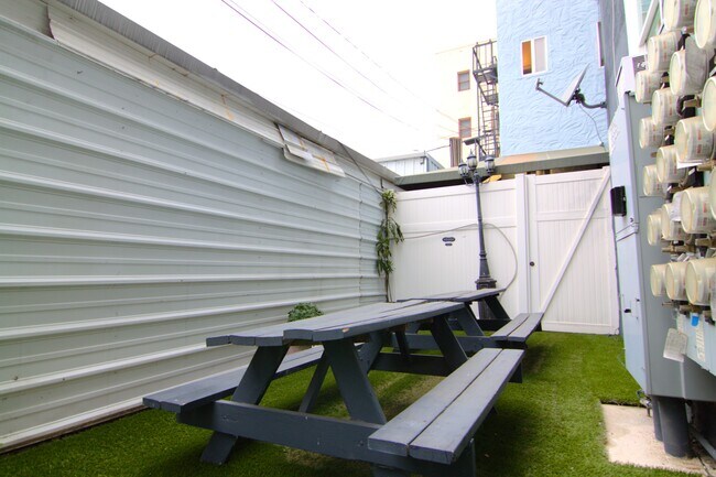 Yucca St 6358