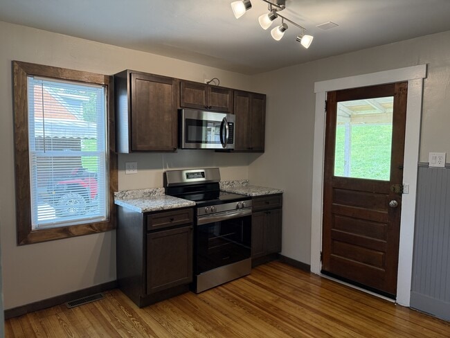 Photo - 926 W Water St