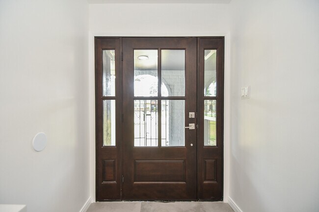 Photo - 1034 W Donovan St