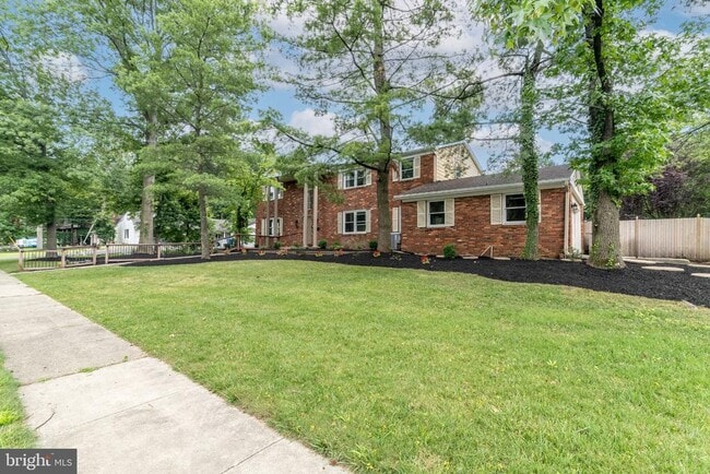 1800 Lark Ln