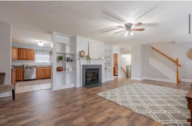 Photo - 590 Tall Oak Blvd NW