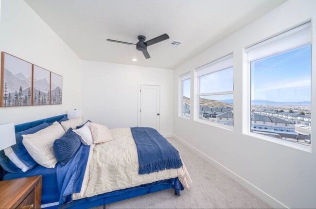 Building Photo - Charming Townhomes with private rooms