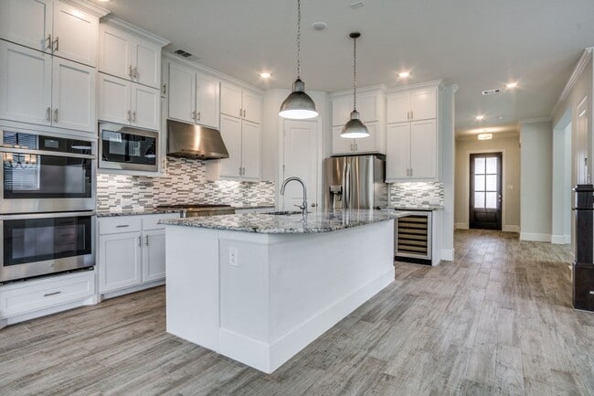 Photo - 1908 Roundtree Cir E
