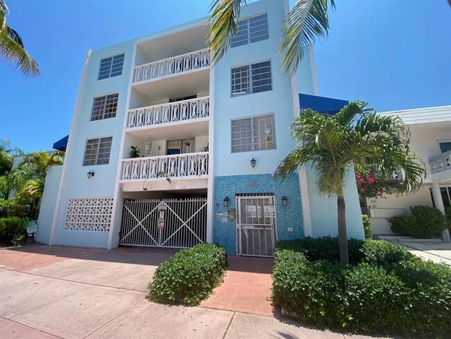 Photo - 335 Collins Ave Unidad 403