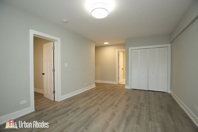 Building Photo - 535 W Belmont Ave Unit A06C
