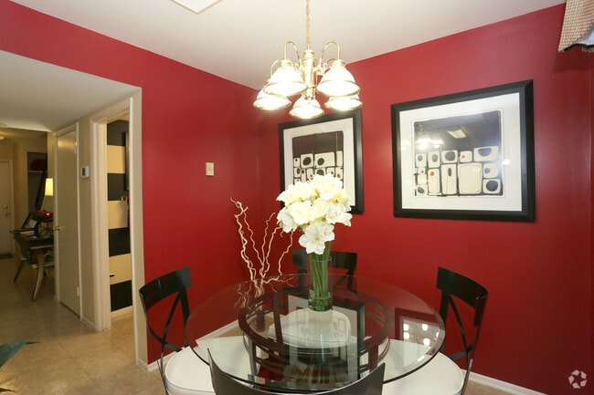 3 Bedroom 1212 SF-Eat-In Kitchen