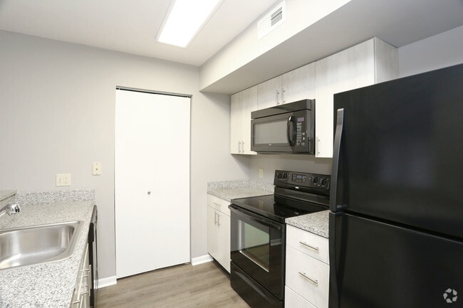 2BR, 2BA - 958 SF