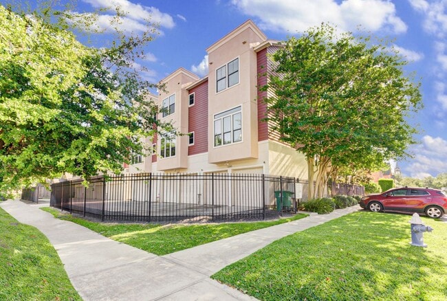 Building Photo - Modern 3 Bedroom // 3.5 Bathroom in the He... Rental