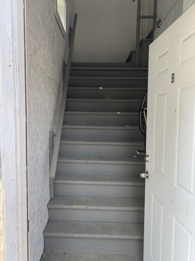 Escaleras de entrada - 893 Penn St Unidad Apt B