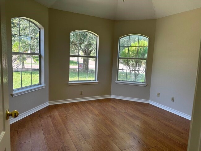 Photo - 223 Oriole Ln