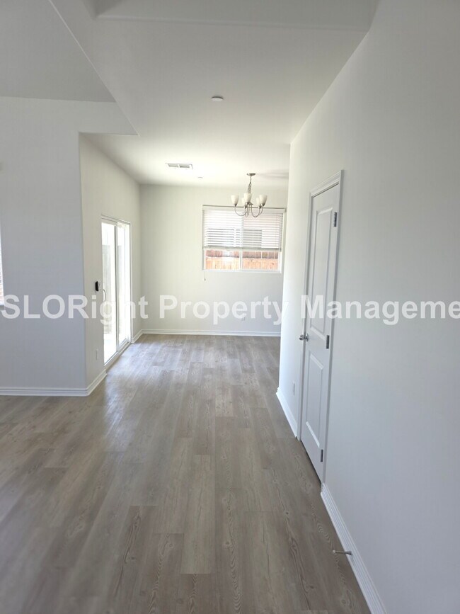 AVAILABLE NOW - 3 Bed/2.5 Bath Home located in Templeton Ranch