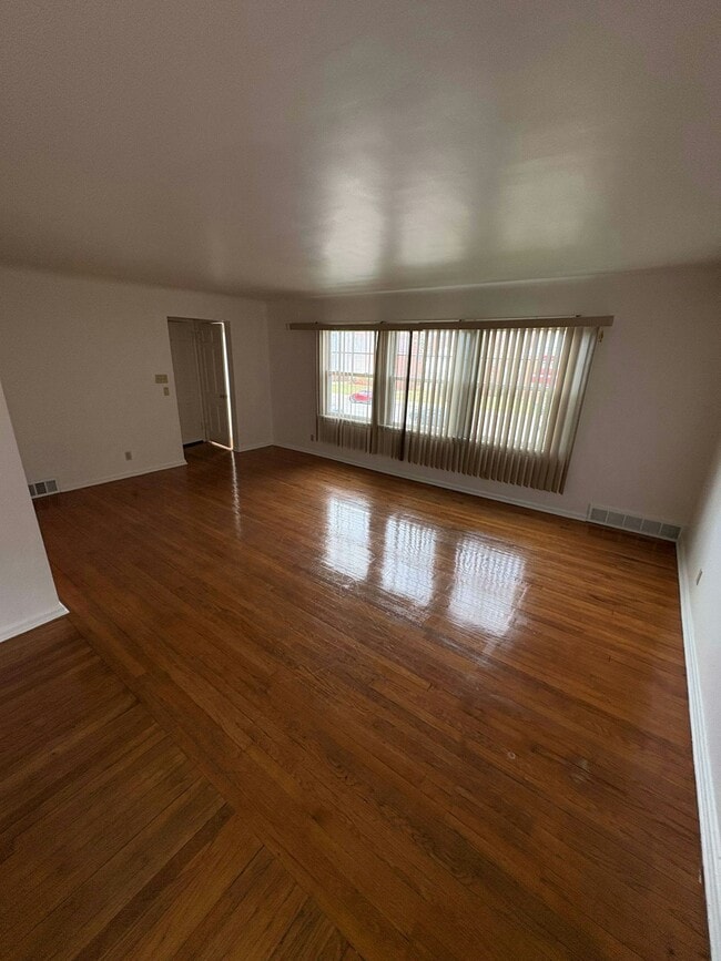 Photo - 13698 Cedar Rd