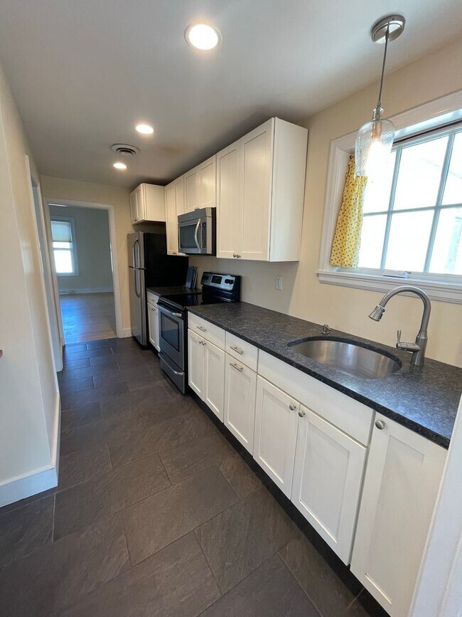 Building Photo - 33 Pine St Unit Apt. 4