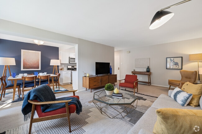 1BR, 1BA - 748SF - Living Room