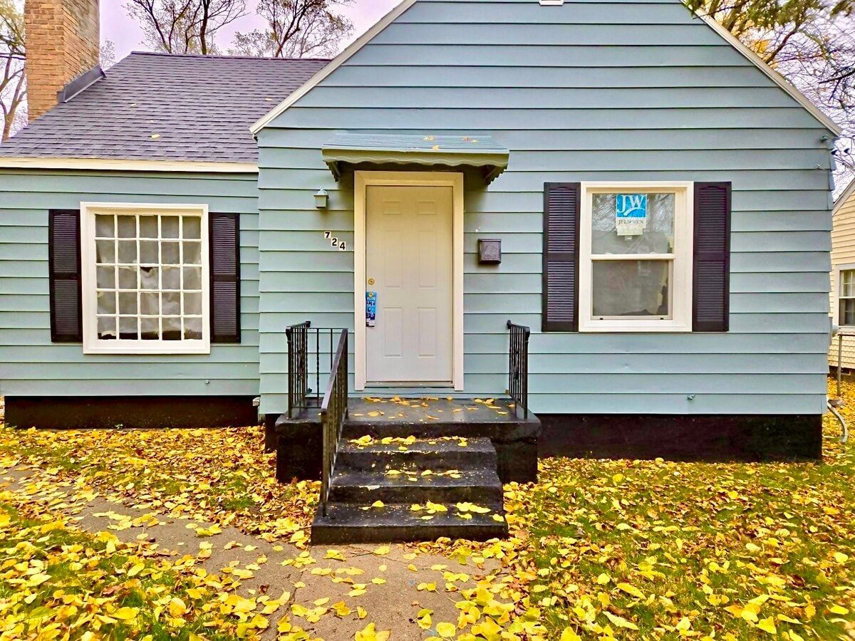 Photo - 724 Oakdale St SE