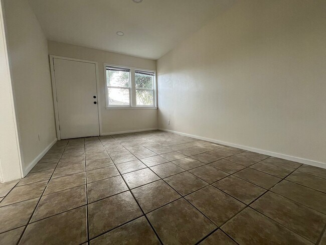 Photo - 731-737 W Vernon Dr