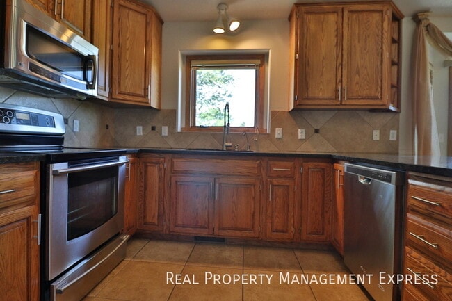 Photo - Stunning 5 Bedroom 3 Bath Home in South Ea...