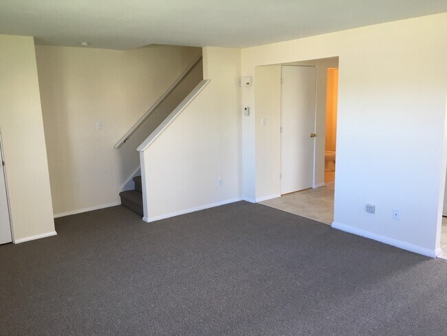 Photo - 916 Squires Ave Unidad Right