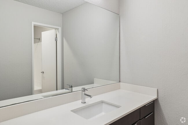 1BR, 1BA - 740SF - Bathroom