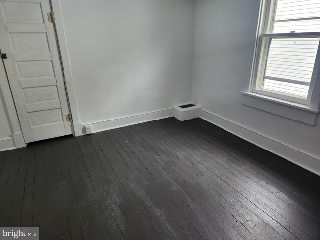 Photo - 806 W John St
