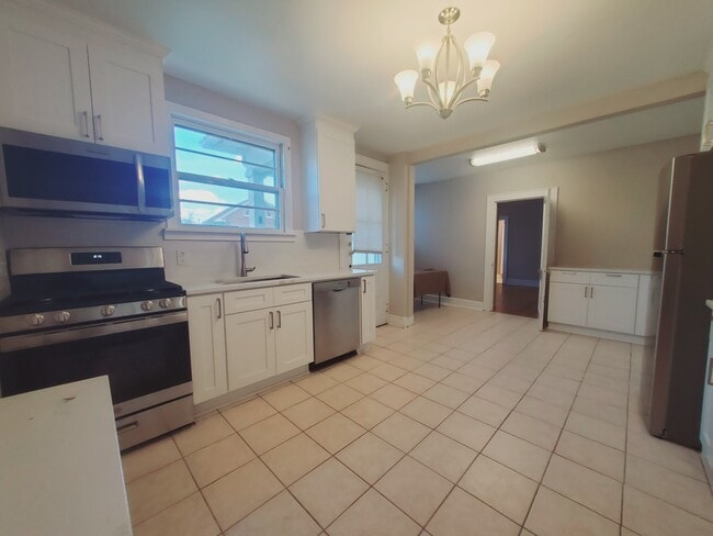 Building Photo - 181 Strawberry Hill Ave Unit 1