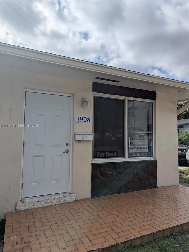 Building Photo - 1908 NW 17th St Unit 1908