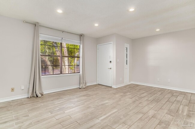 Photo - 207 McClure Dr