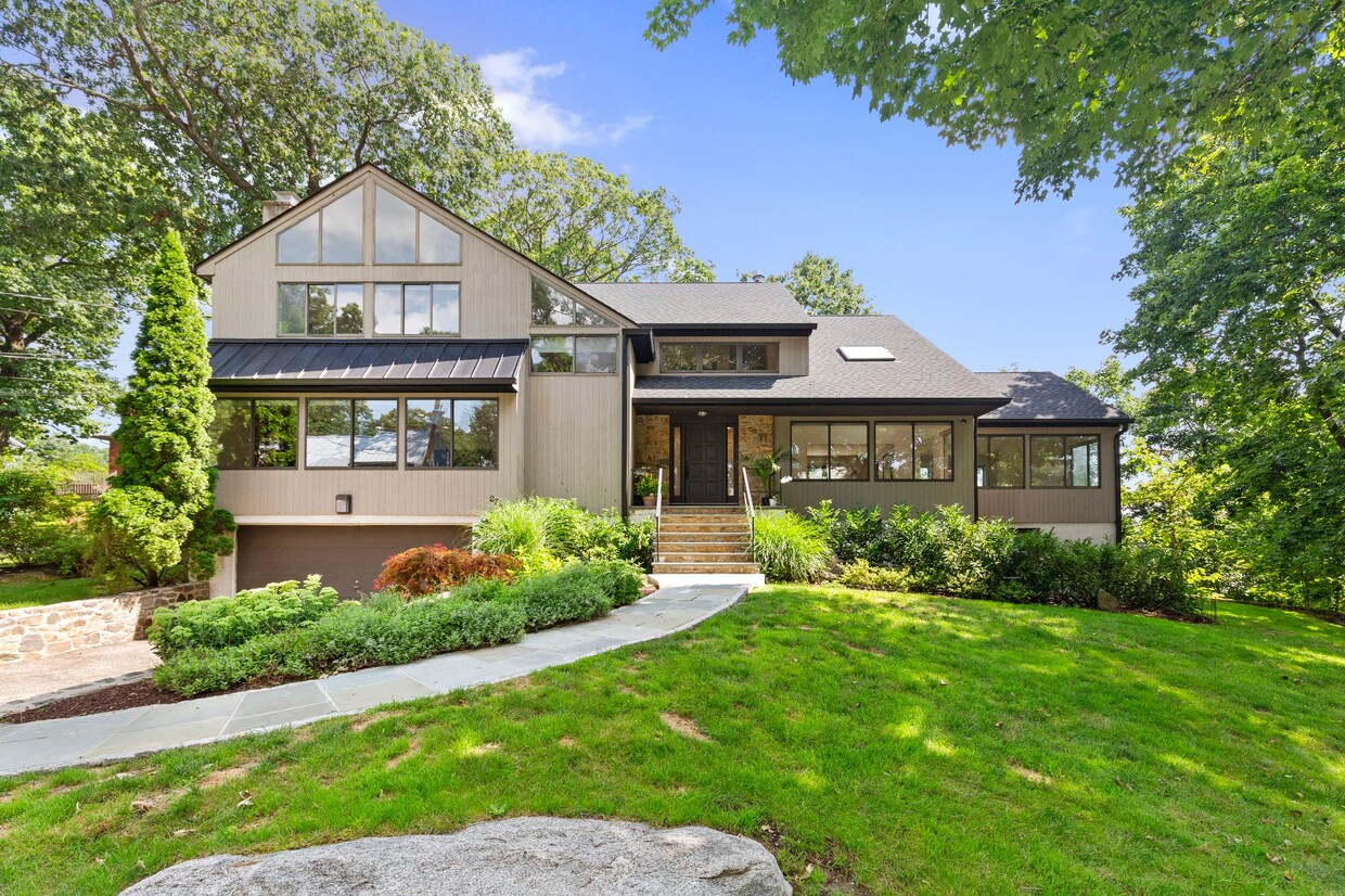 Photo - 27 Stone Cabin Rd (New Rochelle, NY)