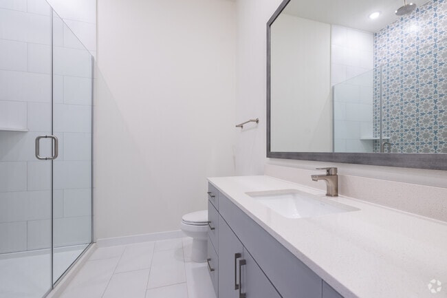 1BR, 1.5BA - 812SF - Bathroom