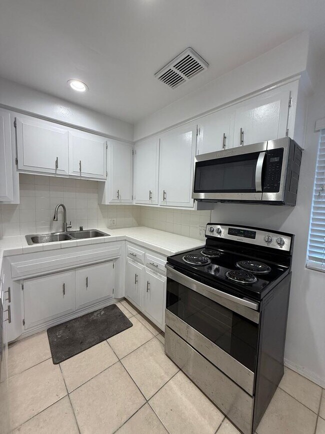 Photo - 13952 Moorpark Ave