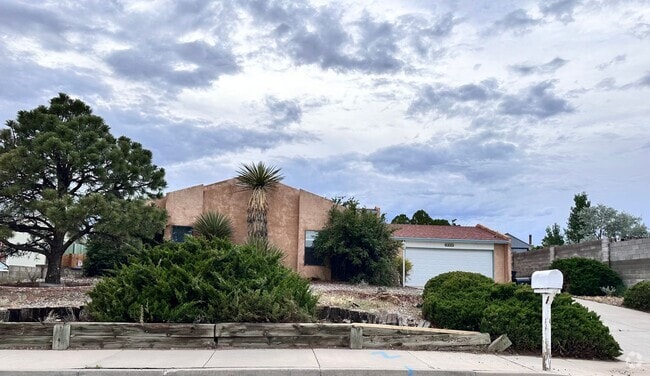 Building Photo - 3 Bedroom 2 Bathroom with 2 Car Garage Rental