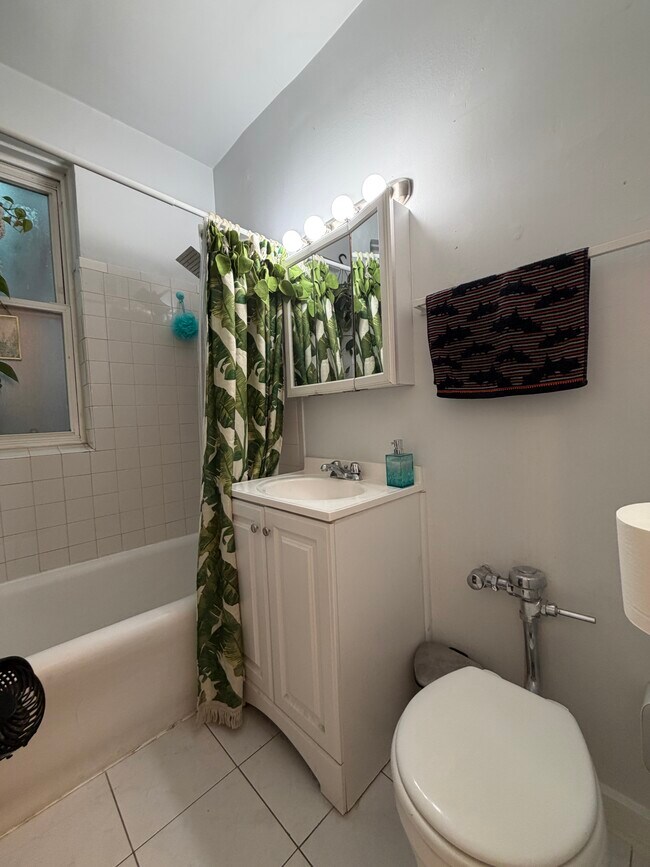 3727 N Pine Grove Ave Unit 407