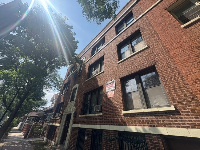 Building Photo - 3316-3322 W 67th St Unit Garden Rental