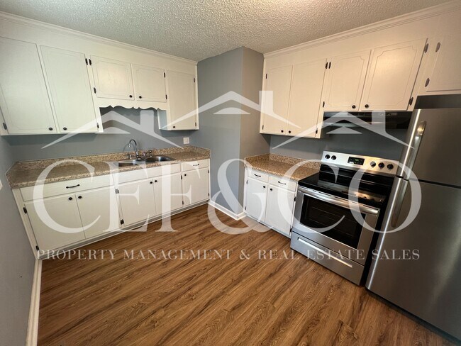 Photo - 894 Logan St