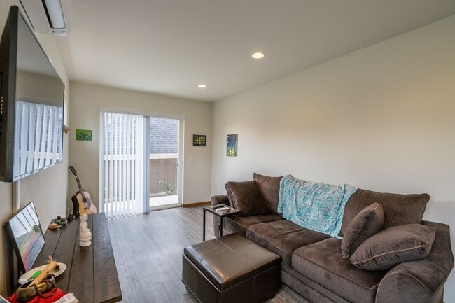 Photo - MOVE IN SPECIAL! 2 Bedrooms, 1.5 Bath Sing... Unit 4119 B