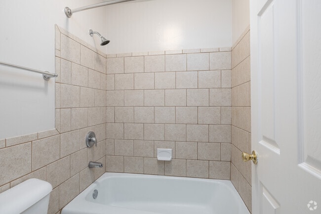 1BR, 1BA - 750SF - Bathroom