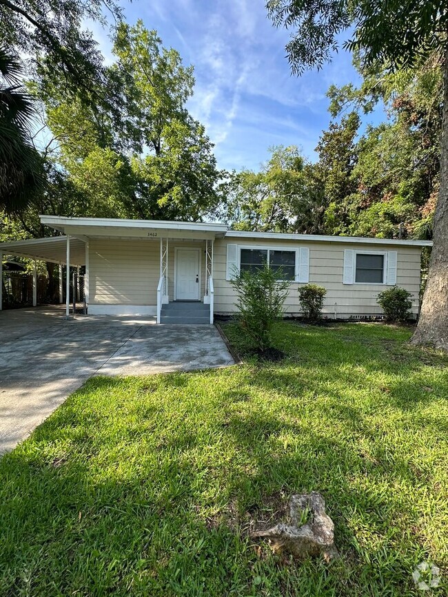 Building Photo - Newly remodeled 4 bed 2 bath home availabl...