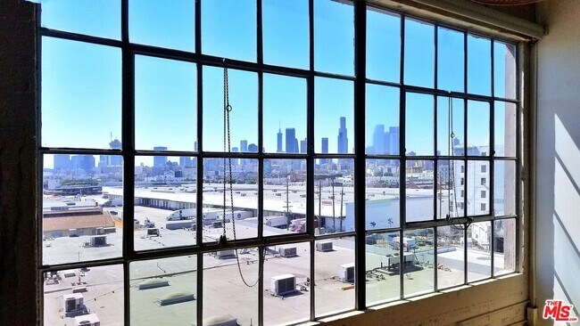 Photo - 1855 Industrial St Unidad 611