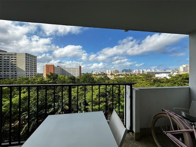 Building Photo - 2780 NE 183rd St Unit 611