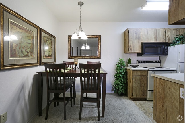 1HAB, 1BA - 550 ft² - Suite C - COMEDOR - Crest Oasis