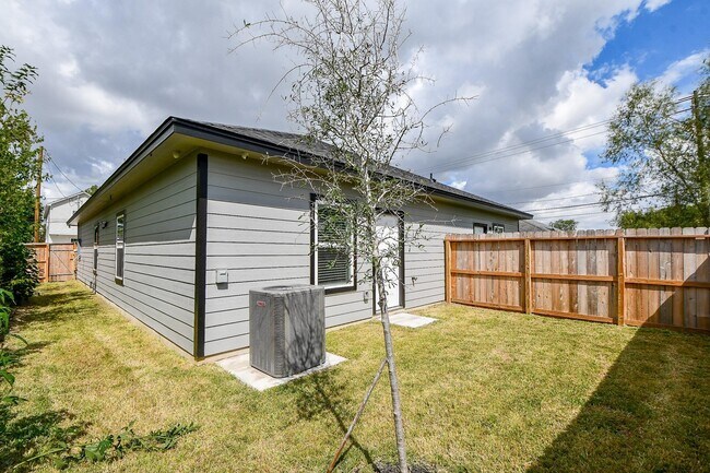 Photo - 9734 Pelsey St