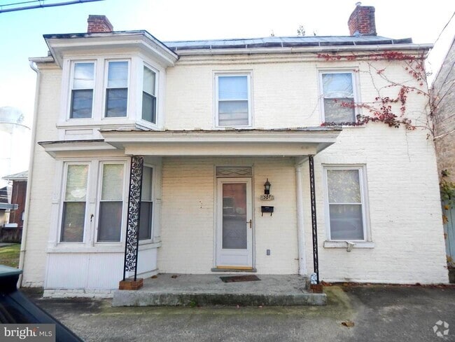 Building Photo - 507 W John St Rental