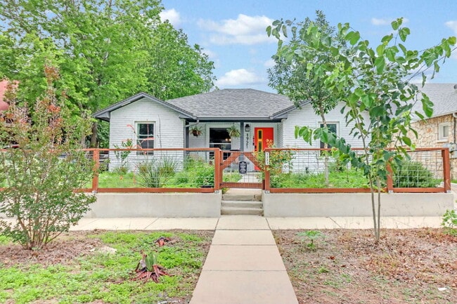 Building Photo - "Charming 3-Bed, 2-Bath Oasis on West Mistletoe Avenue – Spacious 1140 Sq Ft in San Antonio!"