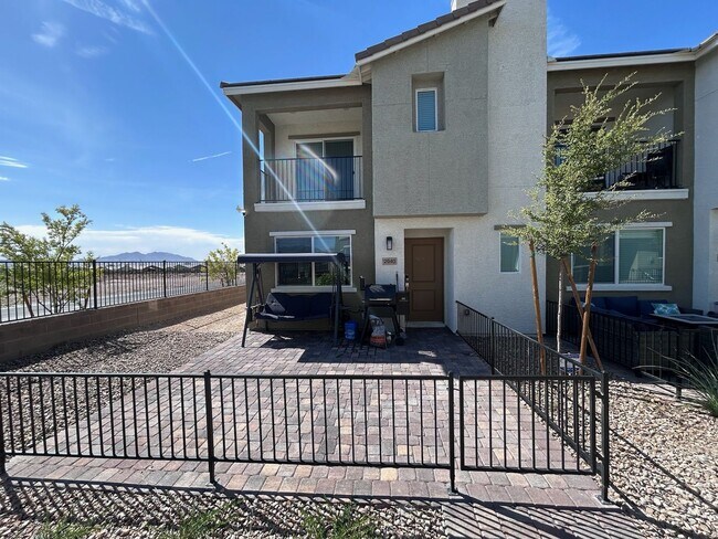 Modern home with stunning mountain views. - Modern home with stunning mountain views.