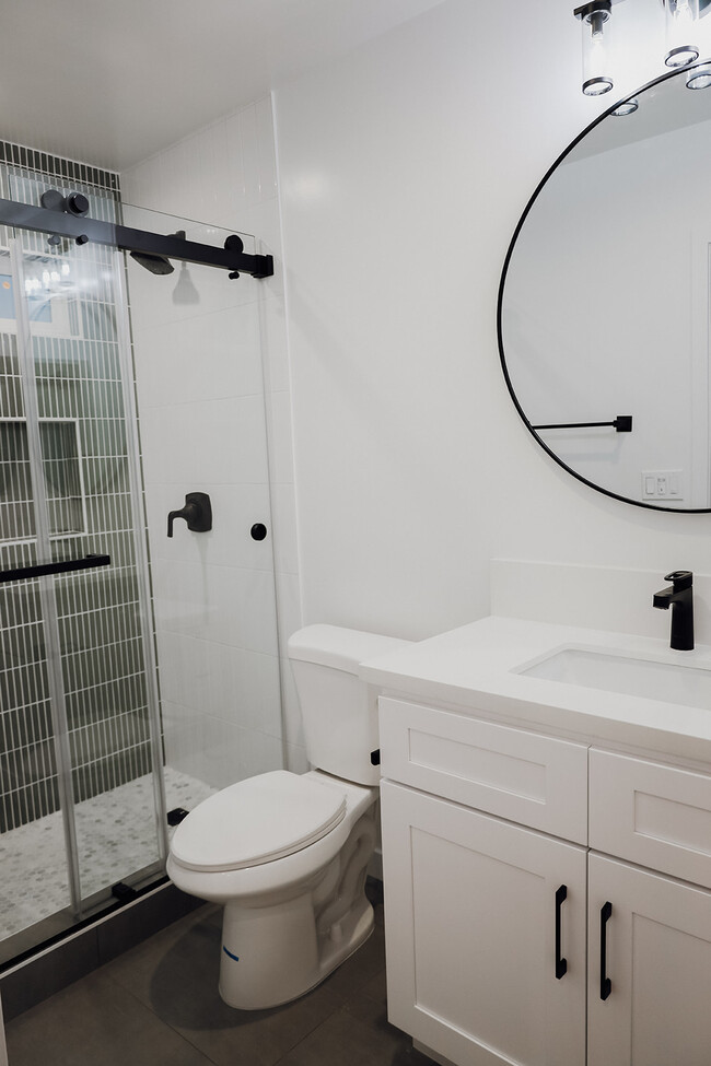 Baño principal - 233 E 25th St Unidad 233