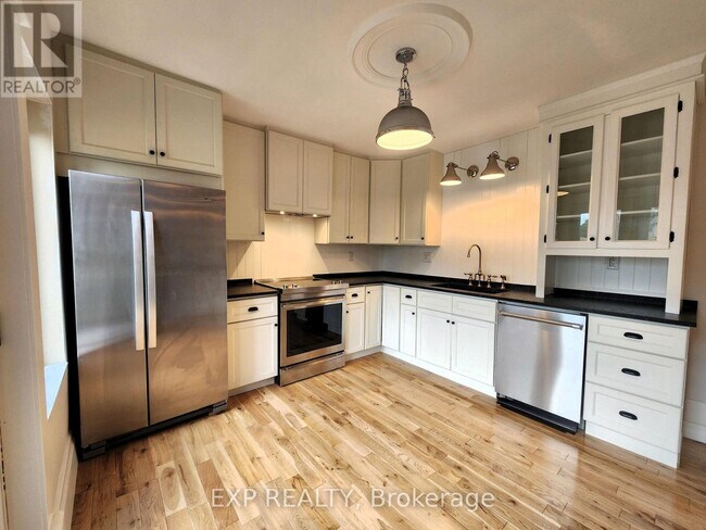 Photo - 446 MacNab St N