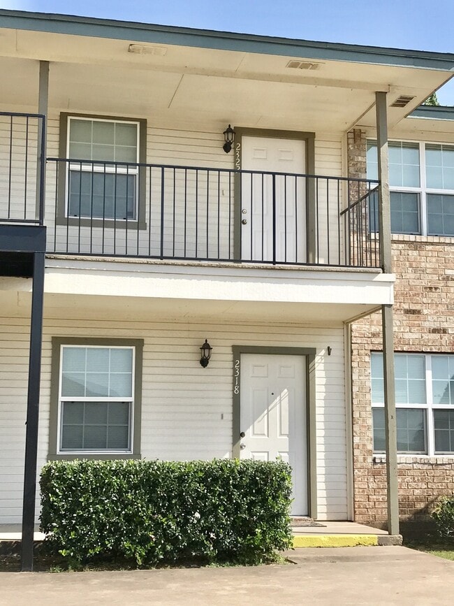 Building Photo - Cute 2 bedroom!